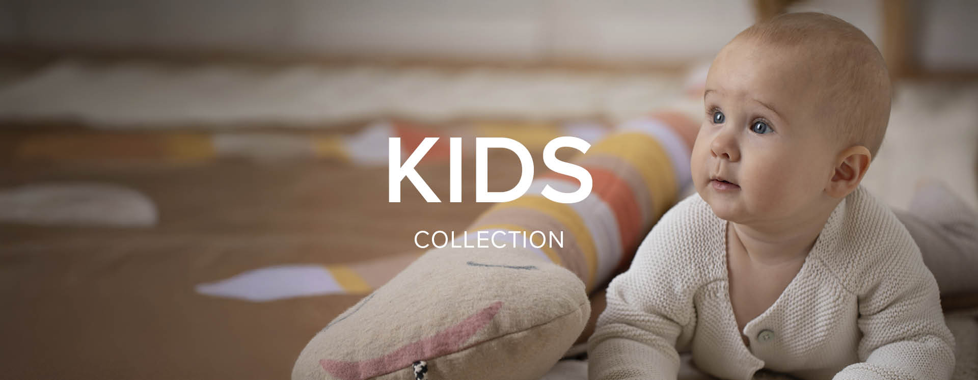 Baby mit Stofftier von David Fussenegger